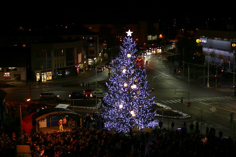 Vianočný stromček na Mierovom námestí už svieti - detail 4